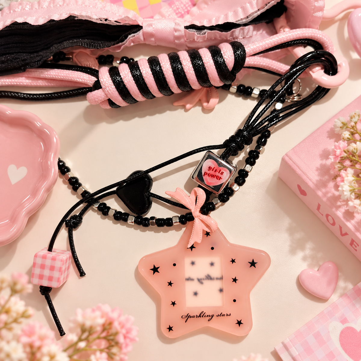 Bijou de sac à breloques rose et noir – Jolie Rebelle- Kawaï K-POP
